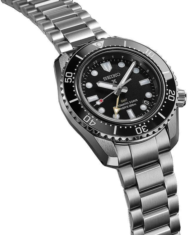 Gros plan sur le cadran noir de la Seiko SPB383J1