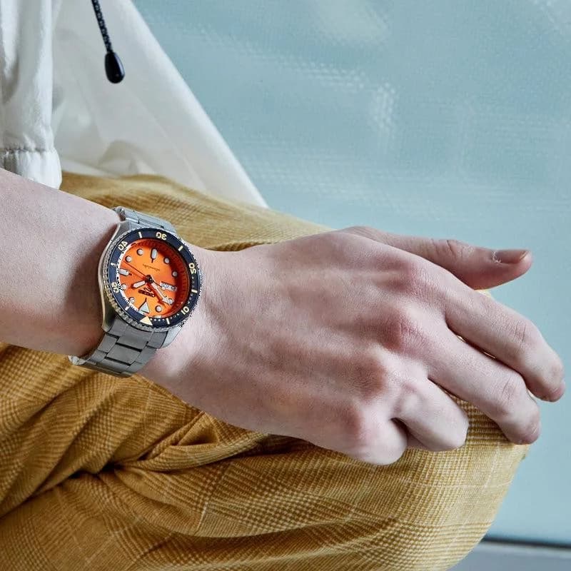 Seiko SRPD59K1 Automatic Orange Dial Stainless Steel Bracelet Watch vue 4