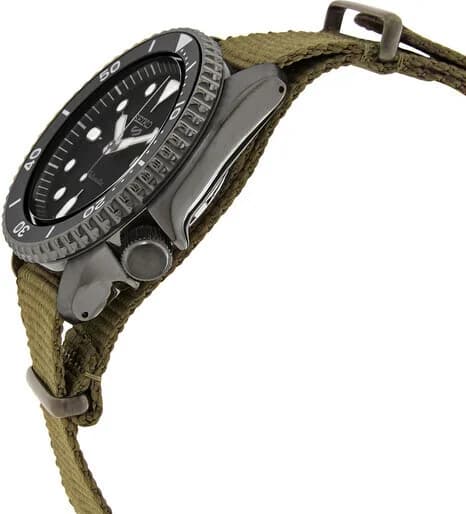Gros plan sur le cadran noir de la Seiko SRPD65K4