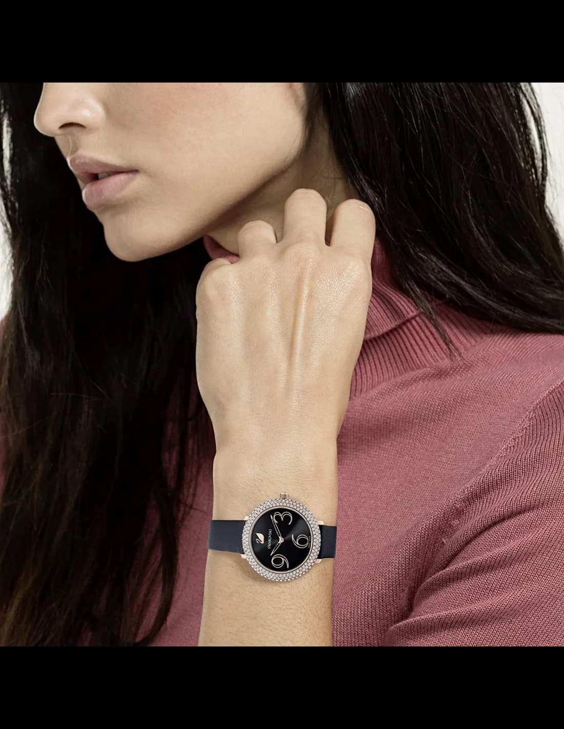 Gros plan sur le cadran noir de la Swarovski 5484058