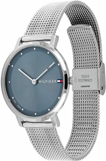 Gros plan sur le cadran bleu de la Tommy Hilfiger 1782149