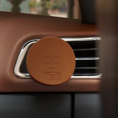 Leather car air freshener Acqua Di Parma meets Poltona Frau vue 3