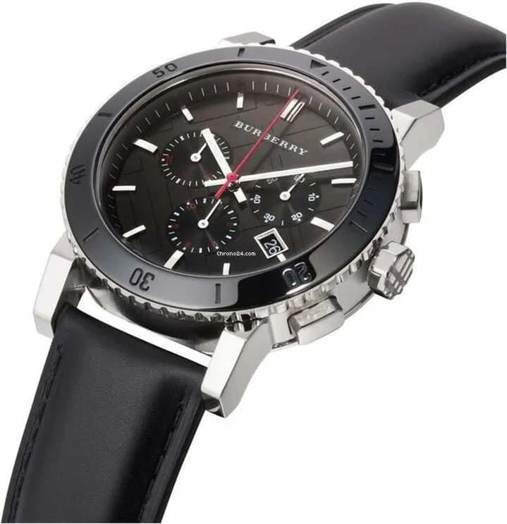 Gros plan sur le cadran noir de la Burberry BU9382