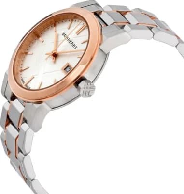 Gros plan sur le cadran argent de la Burberry BU9105