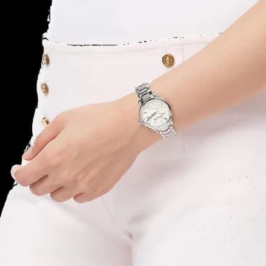 Gros plan sur le cadran argent de la Burberry BU10108