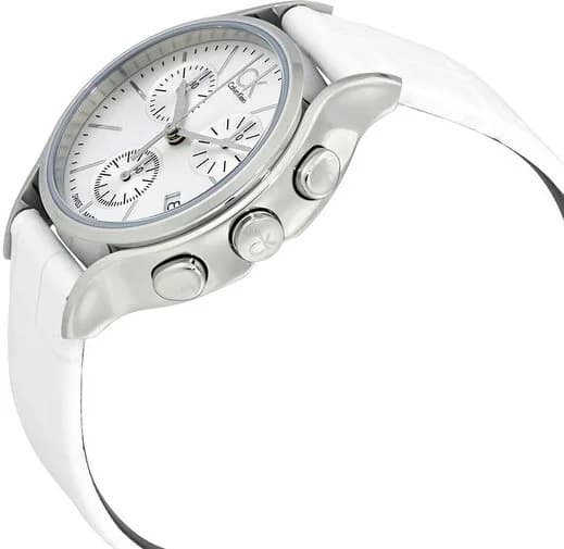Gros plan sur le cadran argent de la Calvin Klein K2U291L6
