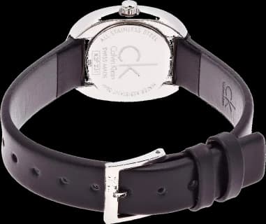 Gros plan sur le cadran noir de la Calvin Klein K3P231C1