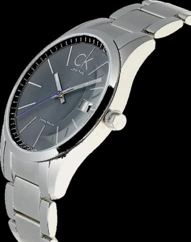 Gros plan sur le cadran noir de la Calvin Klein K2246107