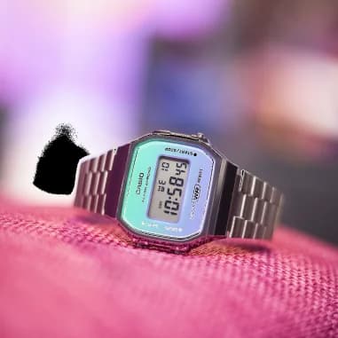 Gros plan sur le cadran bleu de la Casio A168WER-2AEF
