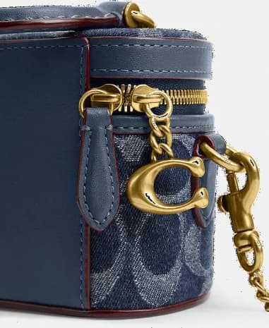 Gros plan sur le cadran de la Coach CT097-BLUE