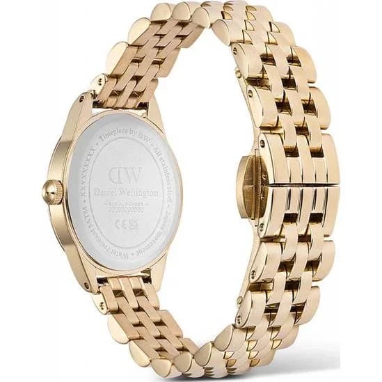 Gros plan sur le cadran vert de la Daniel Wellington DW00100804