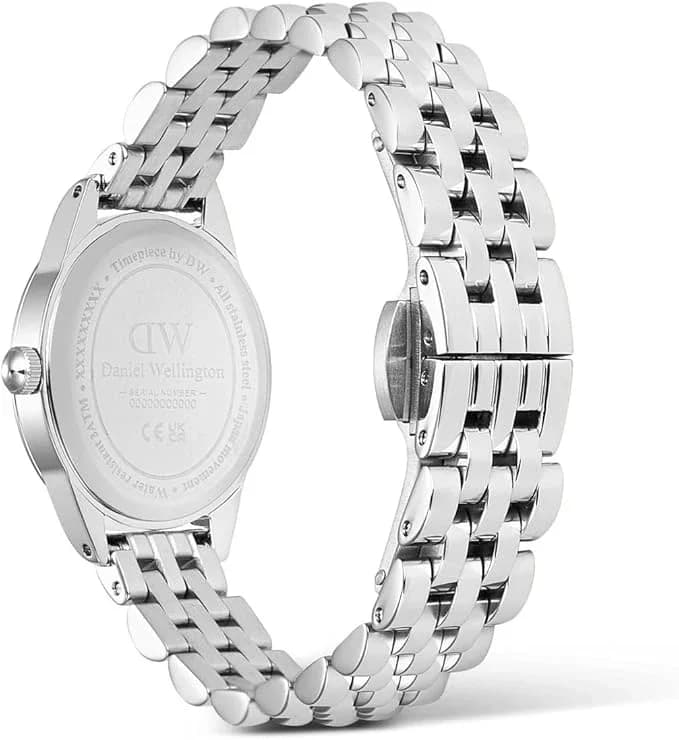 Gros plan sur le cadran blanc de la Daniel Wellington DW00100808
