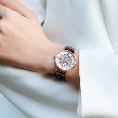 Gros plan sur le cadran blanc de la Emporio Armani AR11269