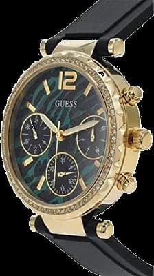 Gros plan sur le cadran multicolore de la Guess GW0113L1