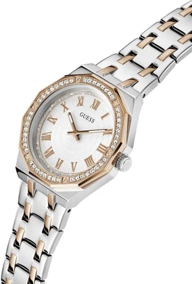 Gros plan sur le cadran blanc de la Guess GW0770L5