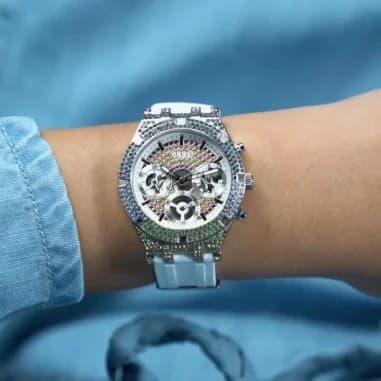 Montre Femme Guess Heiress GW0407L4 bracelet silicone blanc boitier orné de cristaux multicolores vue 5