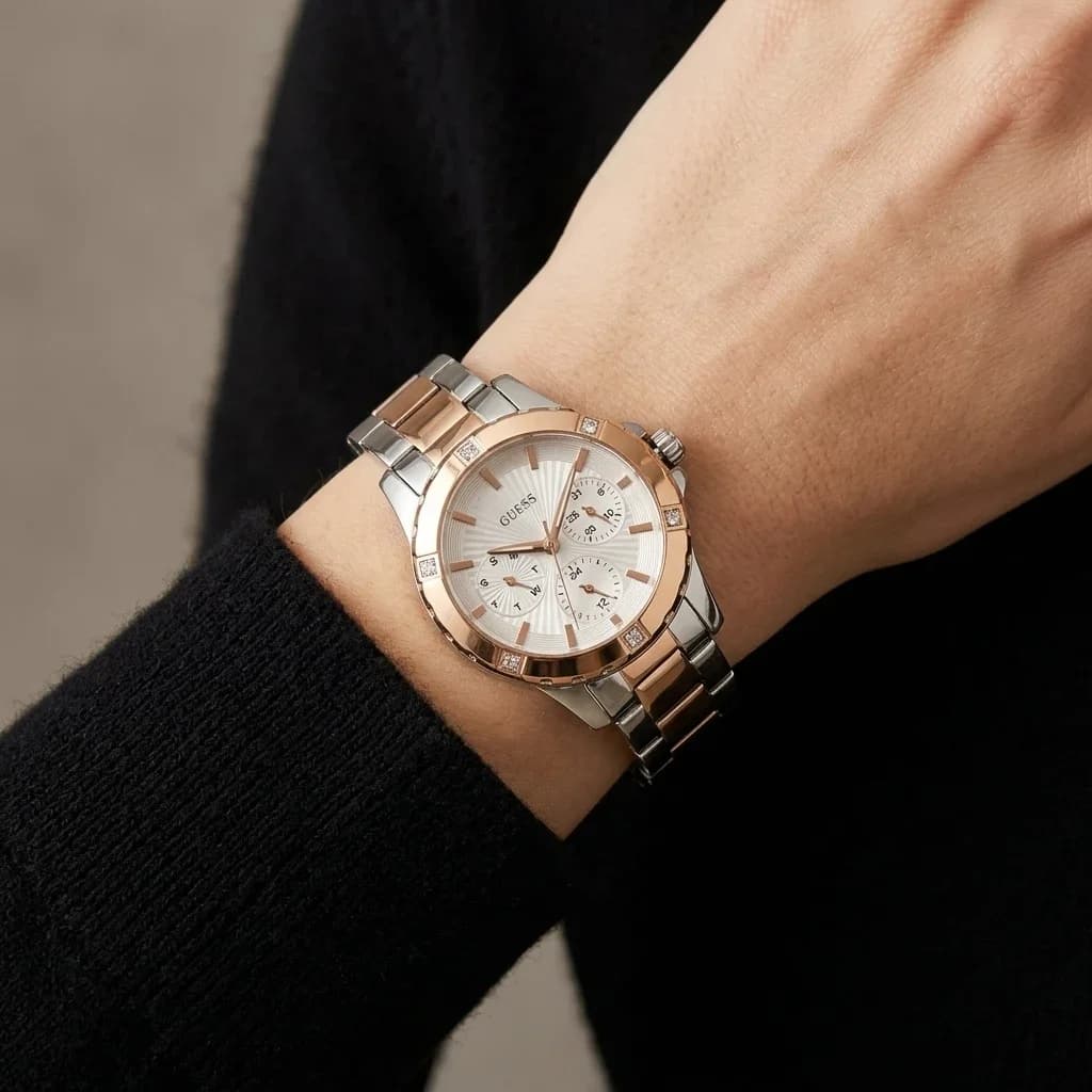 Gros plan sur le cadran argent de la Guess W0443L4