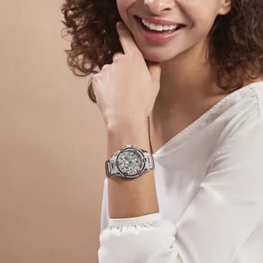 Montre femme Guess Queen GW0464L1 en acier argenté cadran orné de cristaux vue 5