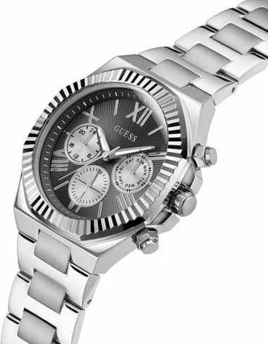 Gros plan sur le cadran noir de la Guess GW0703G1