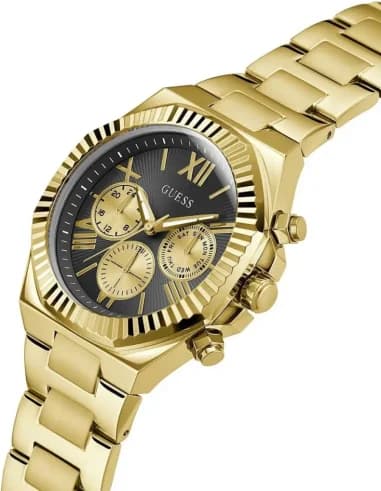 Gros plan sur le cadran noir de la Guess GW0703G5