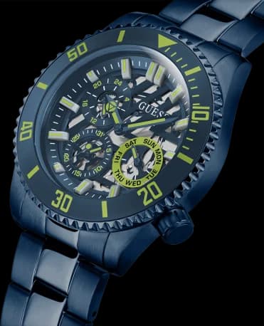 Gros plan sur le cadran bleu de la Guess GW0488G4
