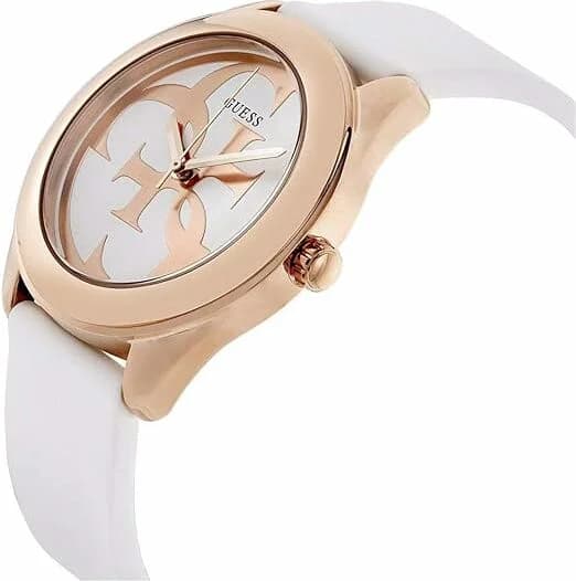 Gros plan sur le cadran blanc de la Guess W0911L5