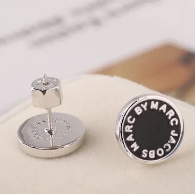 Gros plan sur le cadran de la Marc Jacobs 106674