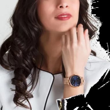 Gros plan sur le cadran bleu de la Marc Jacobs MBM3330