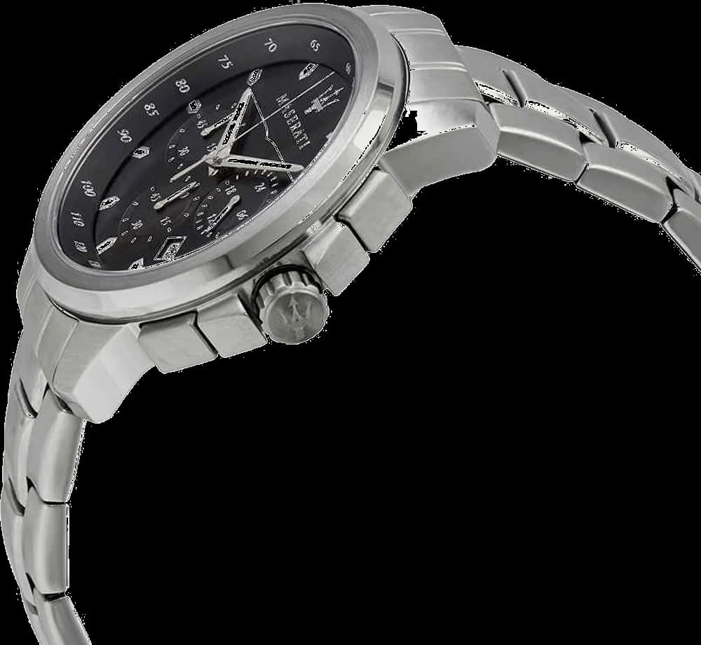 Gros plan sur le cadran noir de la Maserati R8873621001