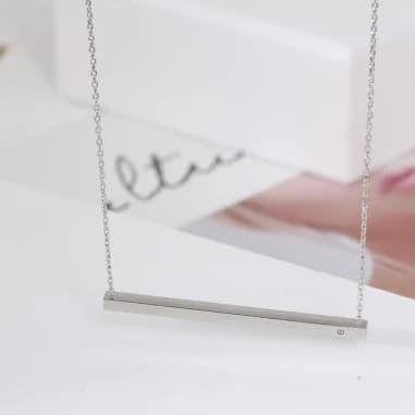 Collier Michael Kors Heritage avec barre pendante 3D en acier inoxydable argenté vue 2
