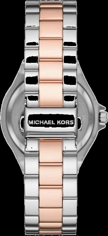 Gros plan sur le cadran argent de la Michael Kors MK6989