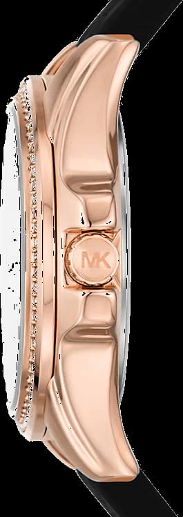 Gros plan sur le cadran noir de la Michael Kors MK7373