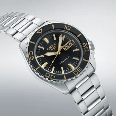 Gros plan sur le cadran noir de la Seiko SRPK99K1