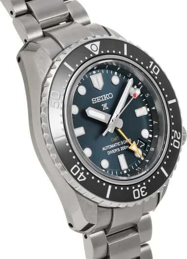 Gros plan sur le cadran bleu de la Seiko SBEJ021