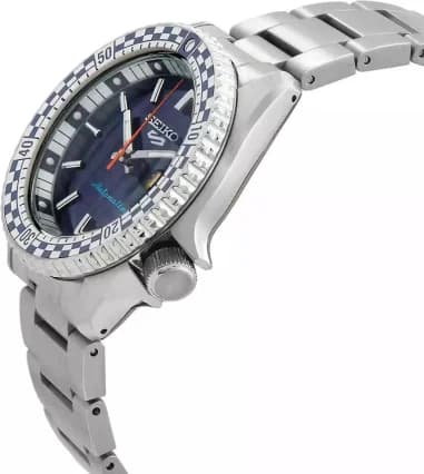 Gros plan sur le cadran bleu de la Seiko SRPK65K1