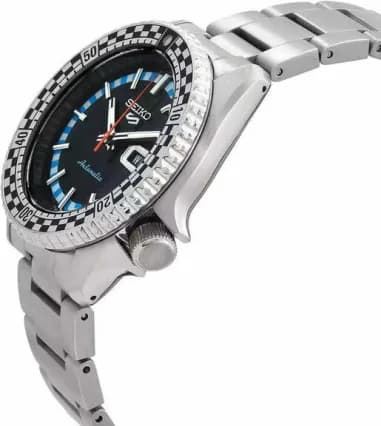 Gros plan sur le cadran noir de la Seiko SRPK67K1