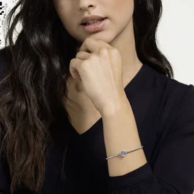 Gros plan sur le cadran de la Swarovski 5515385