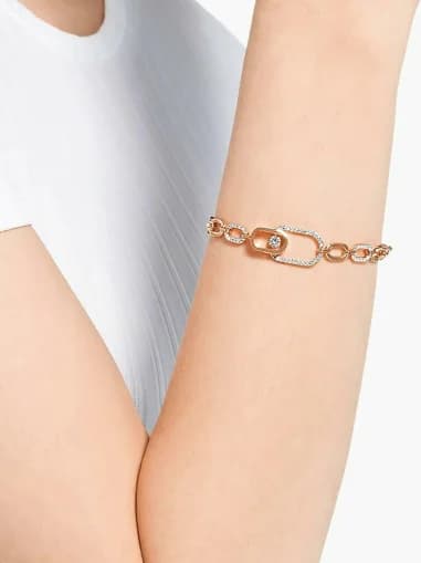 Gros plan sur le cadran de la Swarovski 5554217