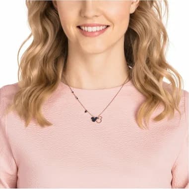 Gros plan sur le cadran de la Swarovski 5429081