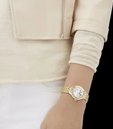 Gros plan sur le cadran nacre de la Swarovski 5242895