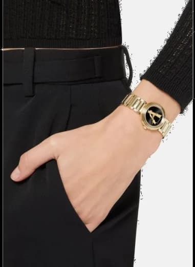 Gros plan sur le cadran noir de la Versace VET300121