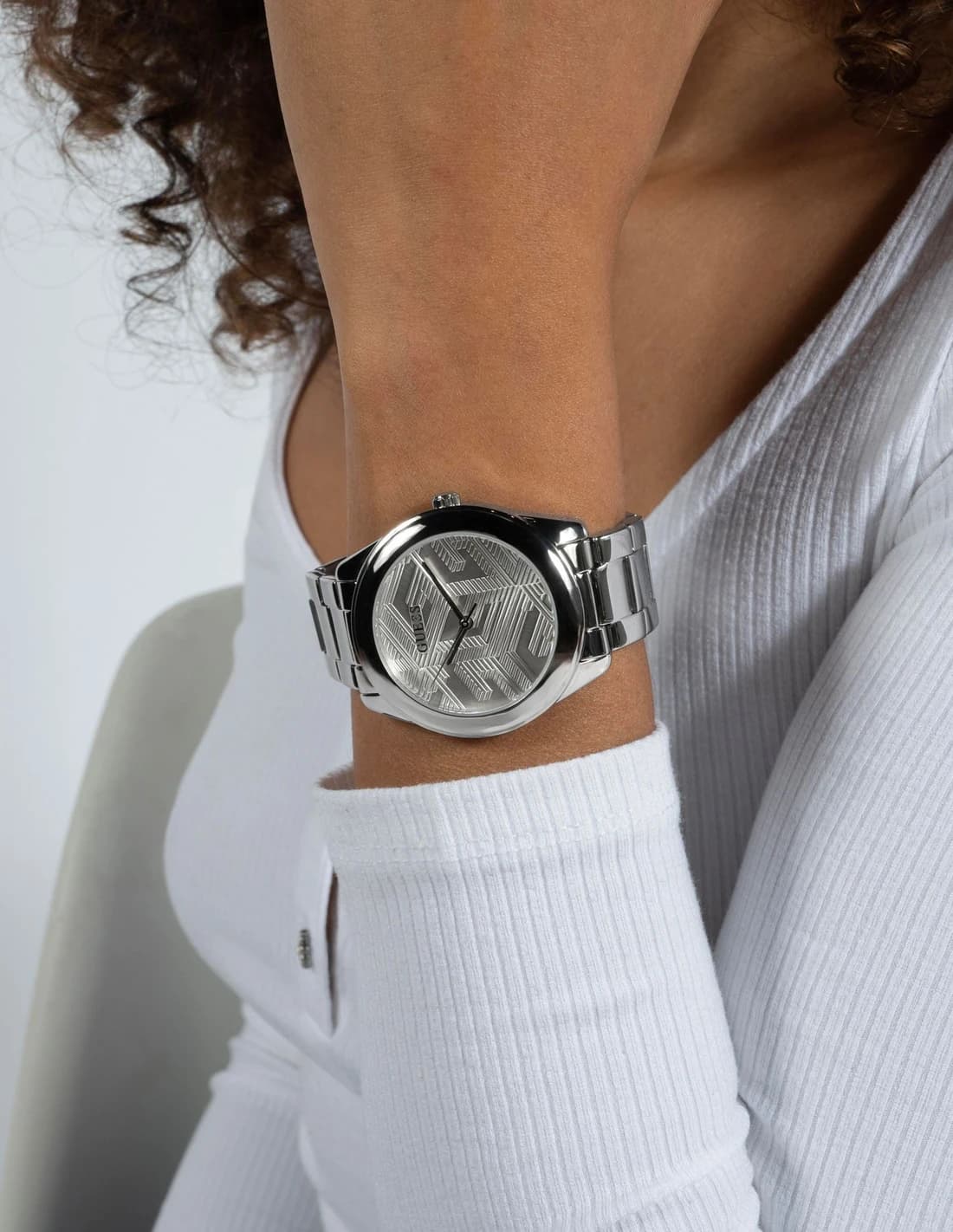 Montre Guess Cubed GW0606L1 femme, cadran monogramme et bracelet acier argenté vue 4