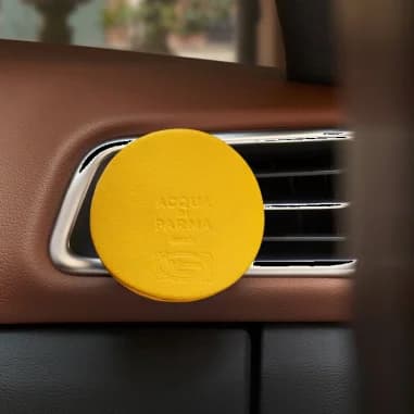 Diffuseur de parfum en cuir pour voiture Acqua Di Parma meets Poltona Frau vue 3