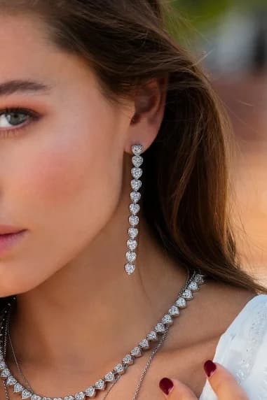 Boucles d'oreilles pendantes APM Monaco coeur en argent massif vue 3