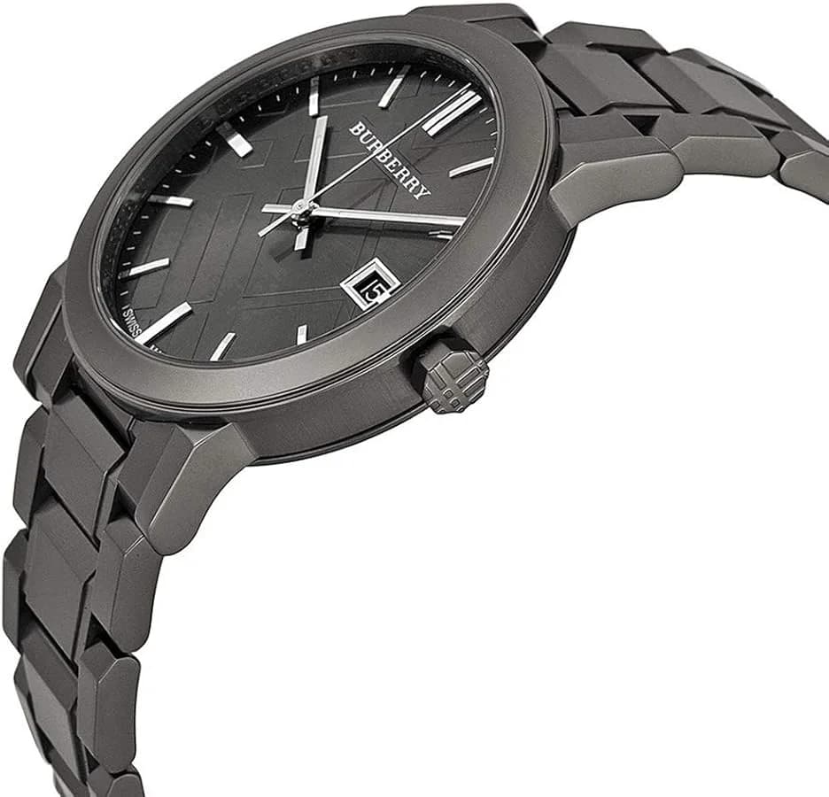Gros plan sur le cadran gris de la Burberry BU9007