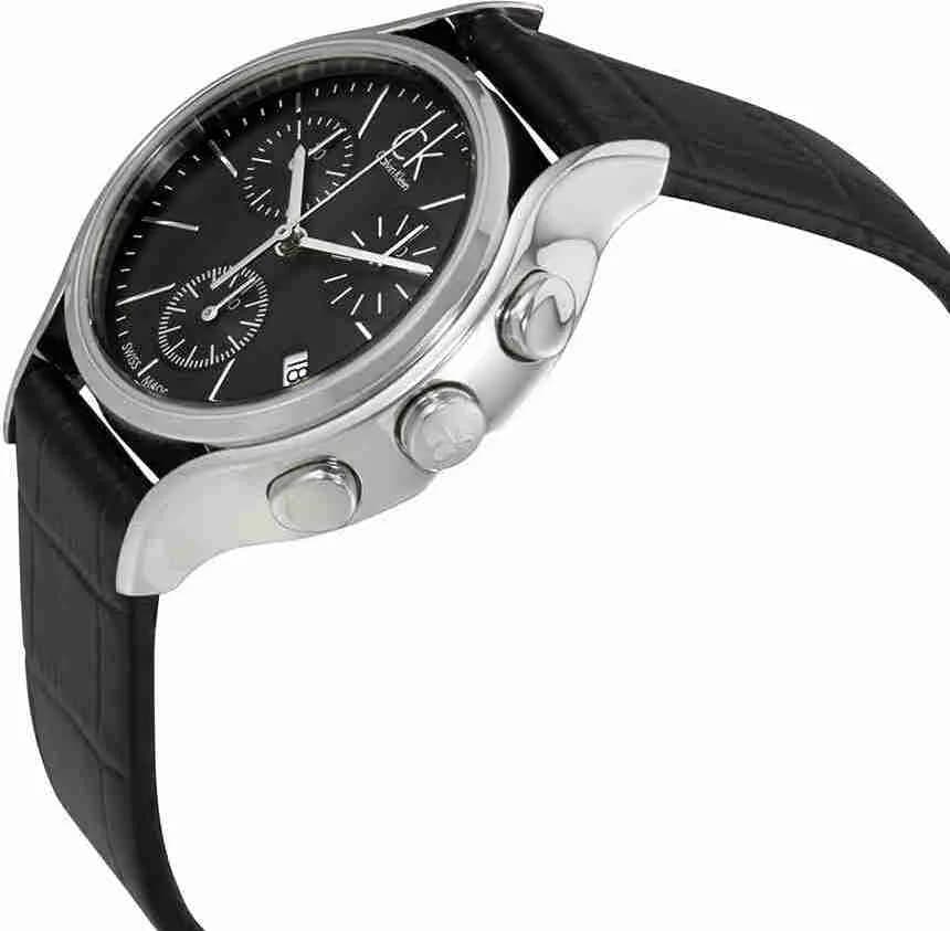 Gros plan sur le cadran noir de la Calvin Klein K2U291C1