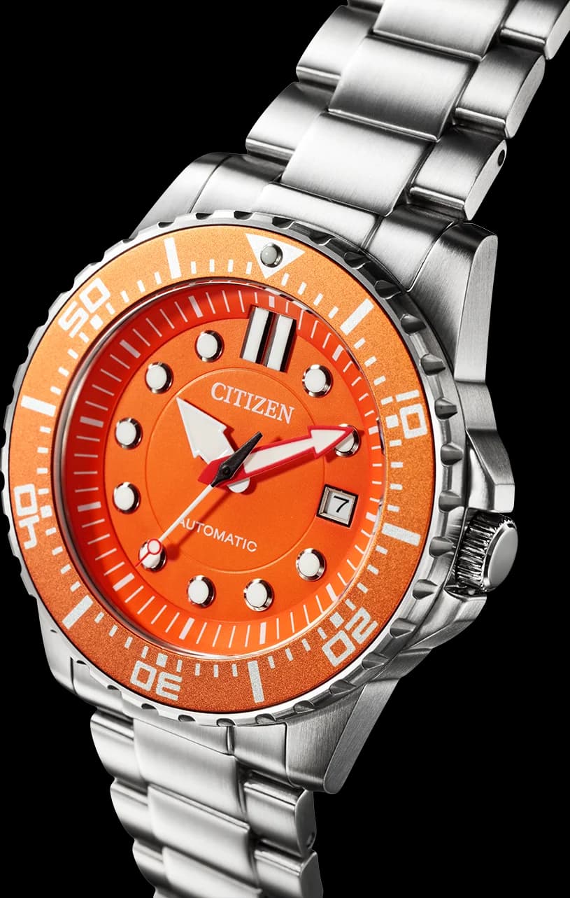 Gros plan sur le cadran orange de la Citizen NJ0128-80X