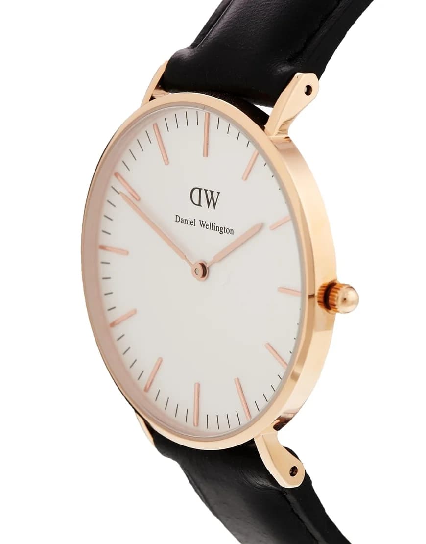 Gros plan sur le cadran blanc de la Daniel Wellington DW00100036