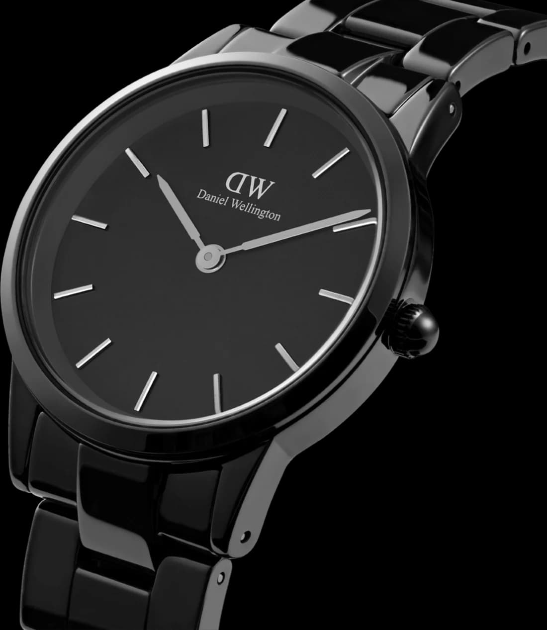 Gros plan sur le cadran noir de la Daniel Wellington DW00100414