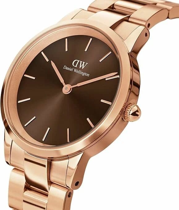 Gros plan sur le cadran marron de la Daniel Wellington DW00100463